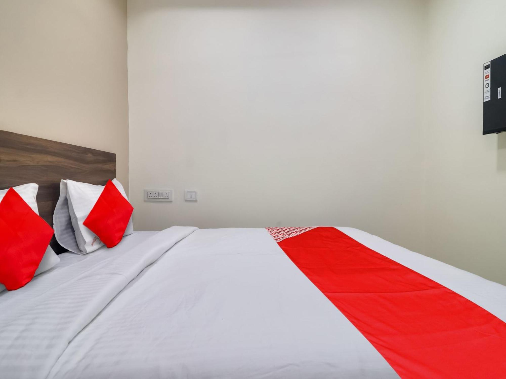 Hotel O Red Stone Hotels Hyderabad Exterior foto
