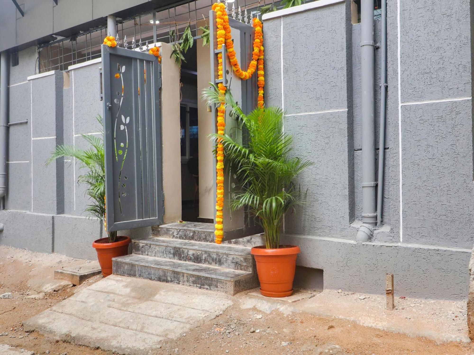 Hotel O Red Stone Hotels Hyderabad Exterior foto